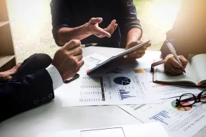 Business people using pen,tablet,notebook are planning a marketing plan to improve the quality of their sales in the future. (Business people using pen,tablet,notebook are planning a marketing plan to improve the quality of their sales in the future.,